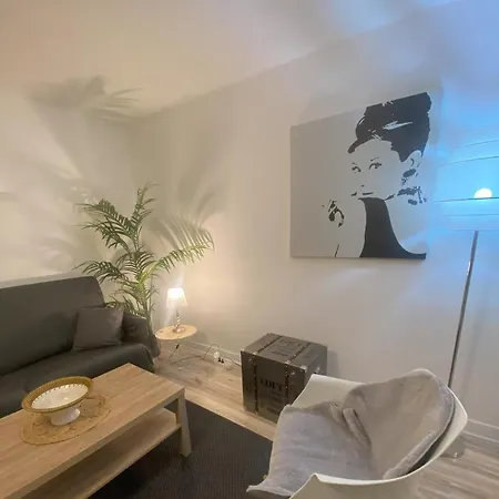 Hirondelle : Prive Avec Garage